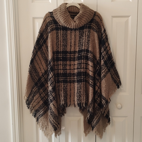 BOUTIQUE Sweaters - 🆕 On Trend, beautiful PLAID PONCHO